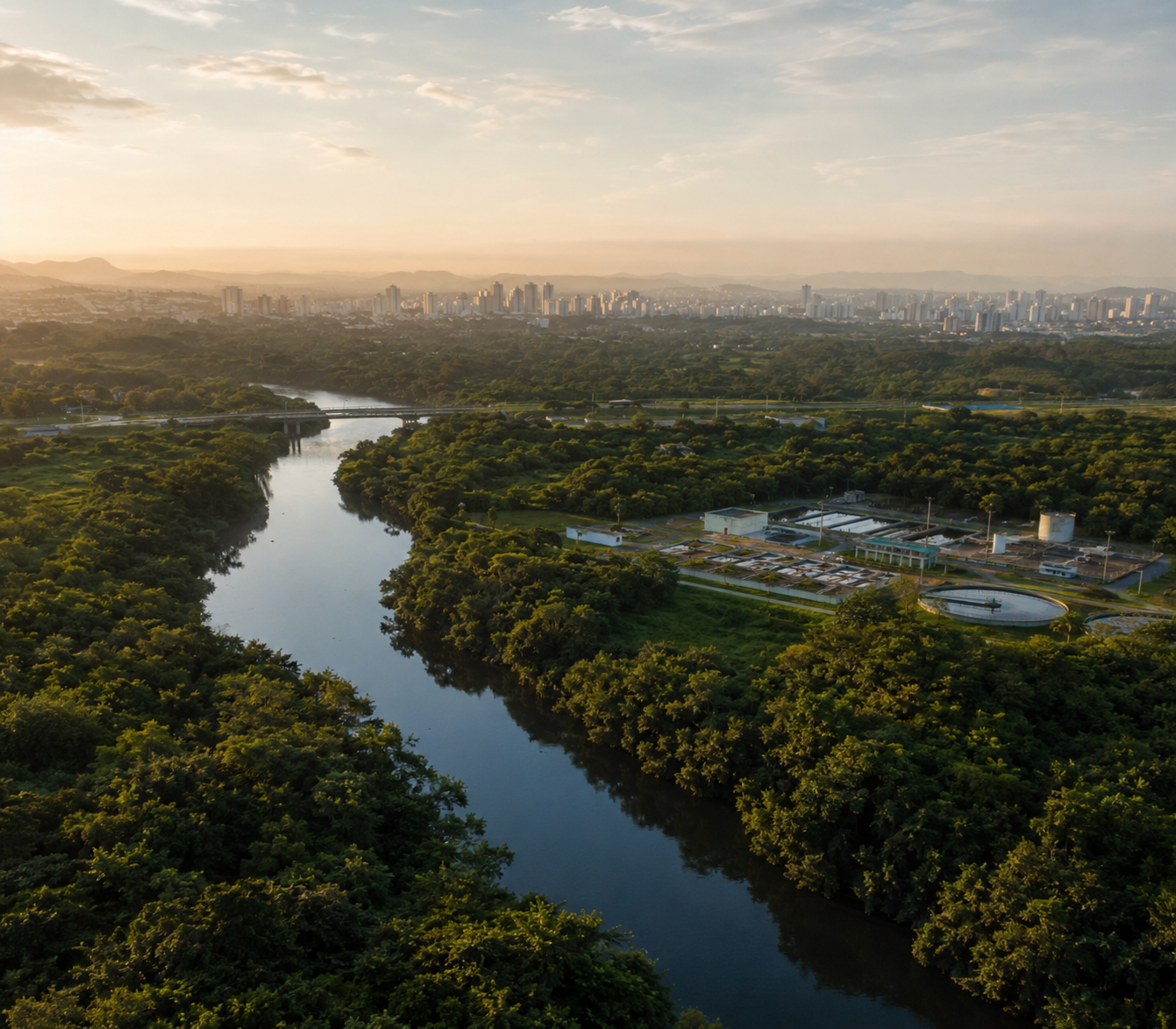 Rio preservado conecta infraestrutura de saneamento, território verde e cidade ao amanhecer.