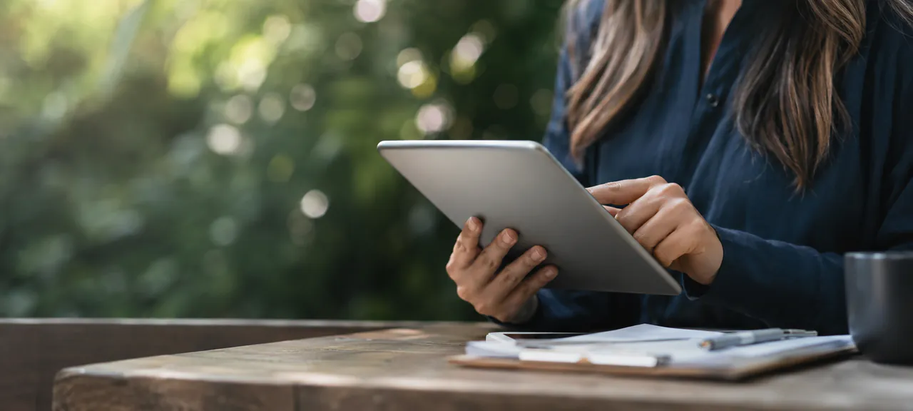 Profissional analisa informações estratégicas em um tablet.